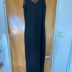 Festklänning  - Sitter tajt och så snyggt på. Visar delar av bröst uppe. Har slits 