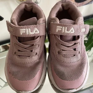 Fila baby sneakers  - Fila sneakers babyrosa  i st 25 passar barn i ålder ca 3-4 år! Pris endast 90:-
