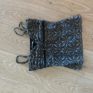 as söt fint linne - jätte gulligt dfint linne som passar mig som har XS/S men är i storleken M! den är super söt och älskar den!