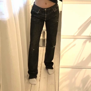 Vintage svarta levis 501 - INTRESSEKOLL på dessa sjuka vintage levis 501 jeans, urtvättade svarta med en cool sliten look. Storlek 31/36 men mindre i storleken då de är vintage, passar mig som är 168 och brukar ha ca 36! Midja 38cm, innerben 86cm! Buda privat, skriv för frågor, mått eller fler bilder!💗💕💕