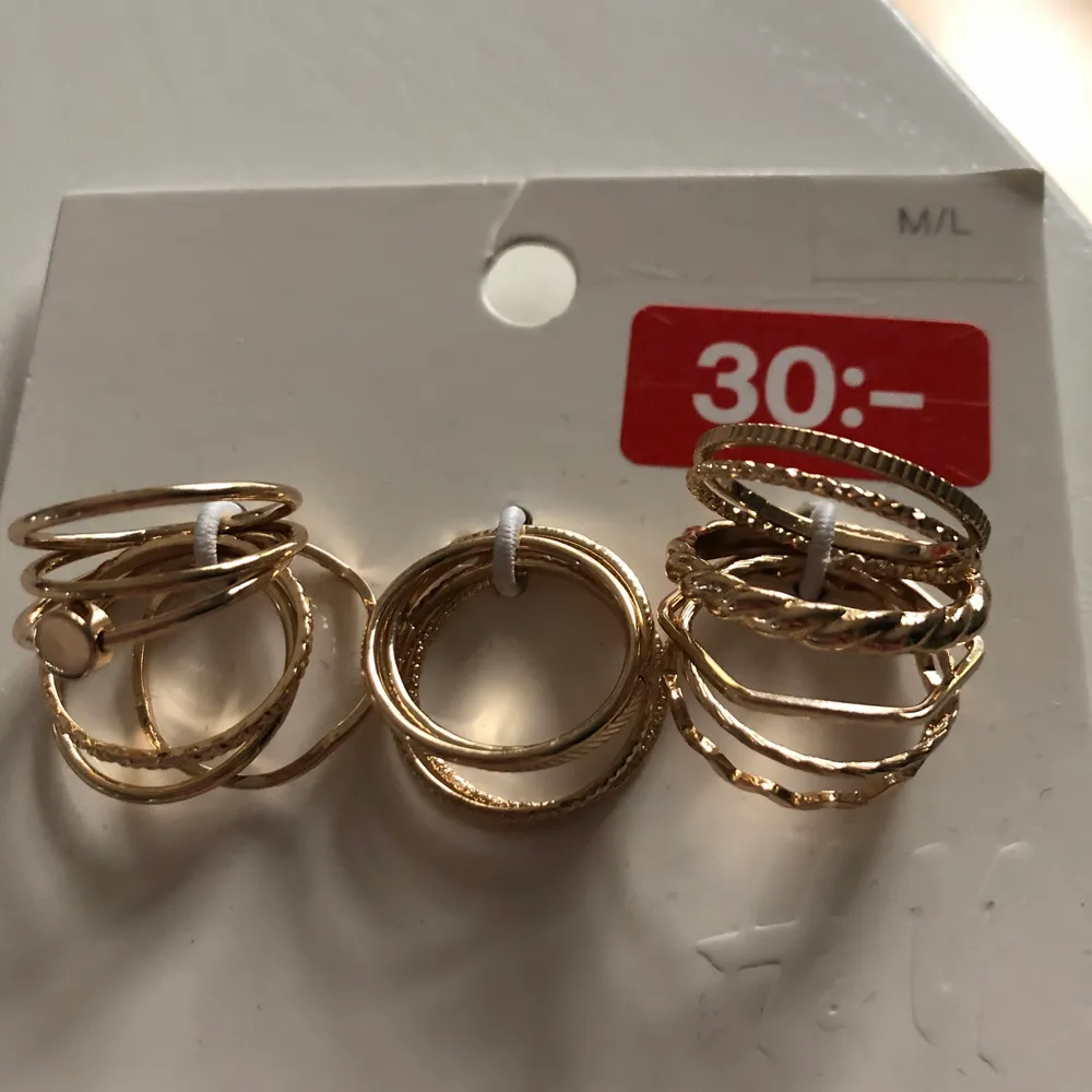 Säljer dessa oanvända ringar från hm, då dom är lite för stora för mina fingrar 💓💓 (frakt ingår i priset). Accessoarer.