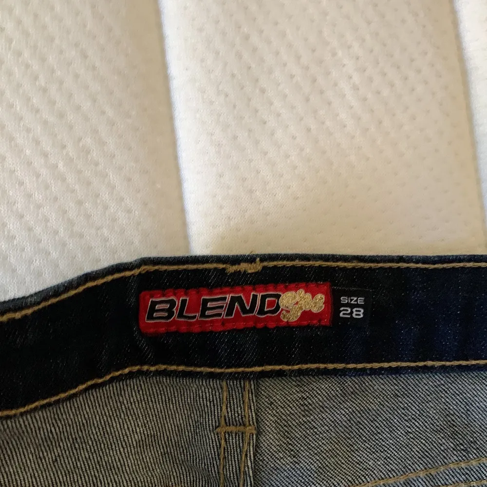 Mörkblåa lågmidjade jeans. Köpt på secondhand för någon månad sen, har bara provats och är oanvända. De är i nyskick. Sitter bra på mig som är 173. Frakt tillkommer!. Jeans & Byxor.