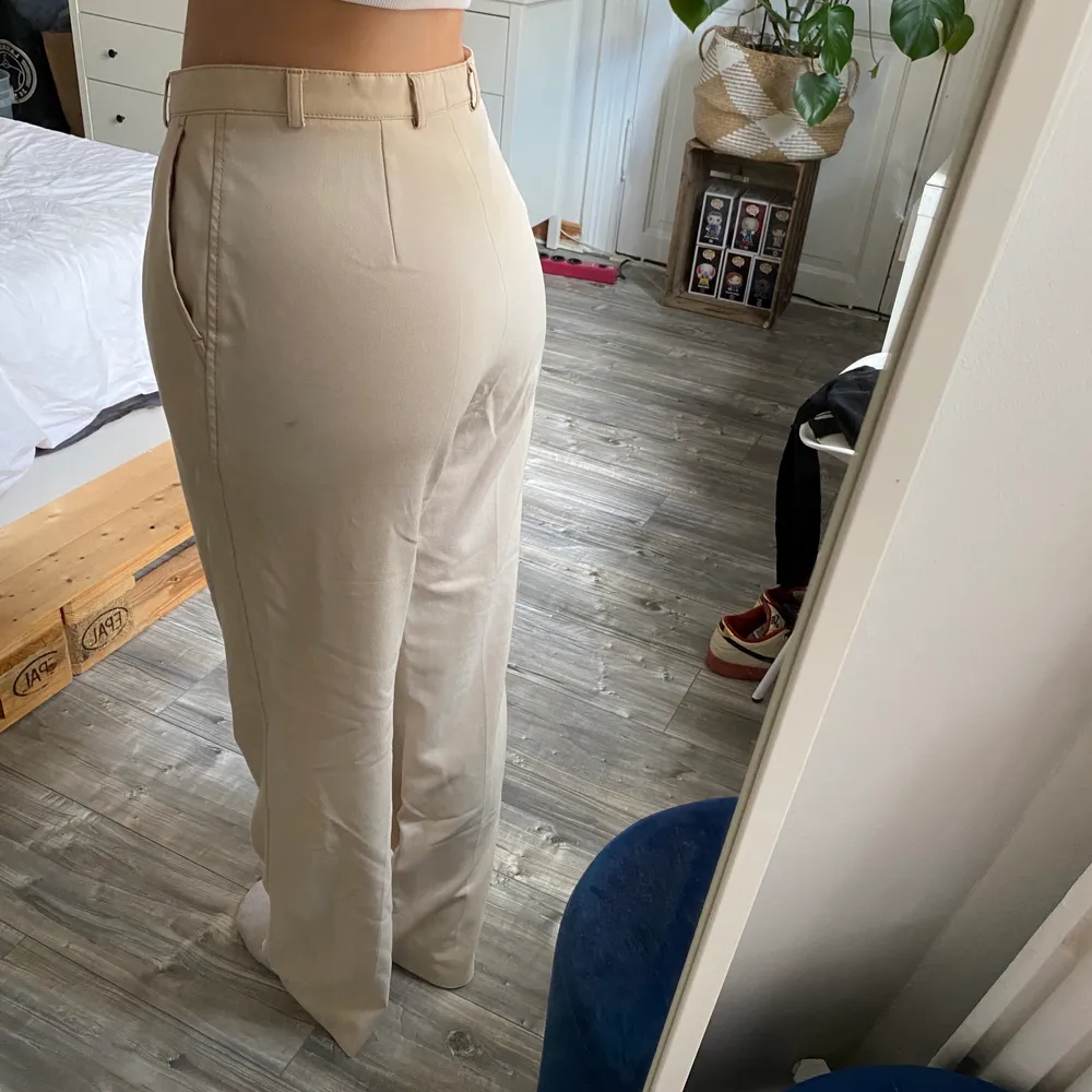 Beige kostymbyxor köpta second hand! Storlek vet inte riktigt men jag är en 36/38. Dragkedjan är sönder men lagad innan den skickas isåfall om ni inte är duktiga på sånt o kan lösa de själv. Jag är 173 ungefärligt och benen är långa på mig. Köparen står för frakten. Jeans & Byxor.