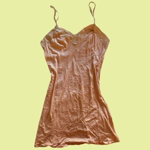 Lingerie klänning - Rosa, sammetsliknande lingerie klänning köpt secondhand. I fint skick förutom en söm som börjar gå upp där lappen satt, inget som märks när det sitter på. 70cm lång från axelbandet till kanten, 36cm över midjan när den ligger platt. Skriv om du har några funderingar!💞 frakt tillkommer på ca 30kr