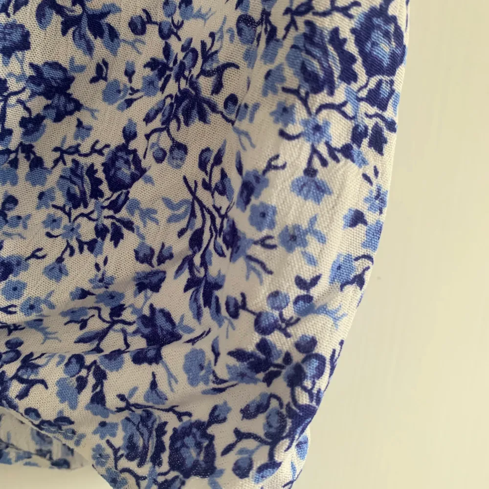 Ett jättefint blått blommigt linne som är perfekt nu till sommaren🥰 Köpte det för ett år sedan på H&M men det har aldrig använts utan bara testats. Betalas med Swish. Toppar.