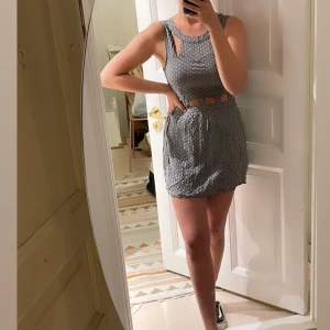 Kort mönstrad klänning inför sommaren  - Vad: Mönstrad klänning från H&M Storlek: 36 Material: Se bild. Skick: Utan anmärkning (bara skrynklig) 