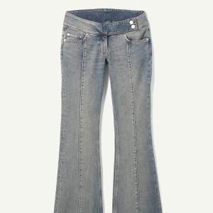 Säljer dessa helt slutsålda jeans från weekday då jag köpte två par, helt oanvända och därav i perfekt skick. Storlek 24. Köpare står för frakt 