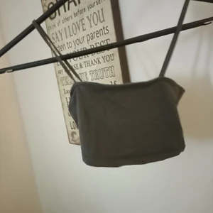 Topp - Grå topp, ganska liten för sin storlek, men långa band. Frakt: 12 kr