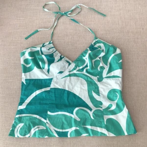 Topp - Grön blommig halterneck topp från Hm i Storlek 38, avklippt från en klänning så vore bra att sy upp kanten lite. Förutom det är den i toppen skick! Dragkedja på sidan och resår i ryggen✨