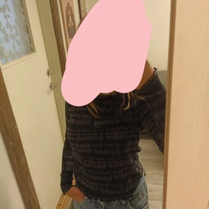 Svart tröja - Fin svart tröja, köpte på H&M för 100kr Frakt 12 kr. Om du har några frågor är det bara att skriva. betalas genom swish