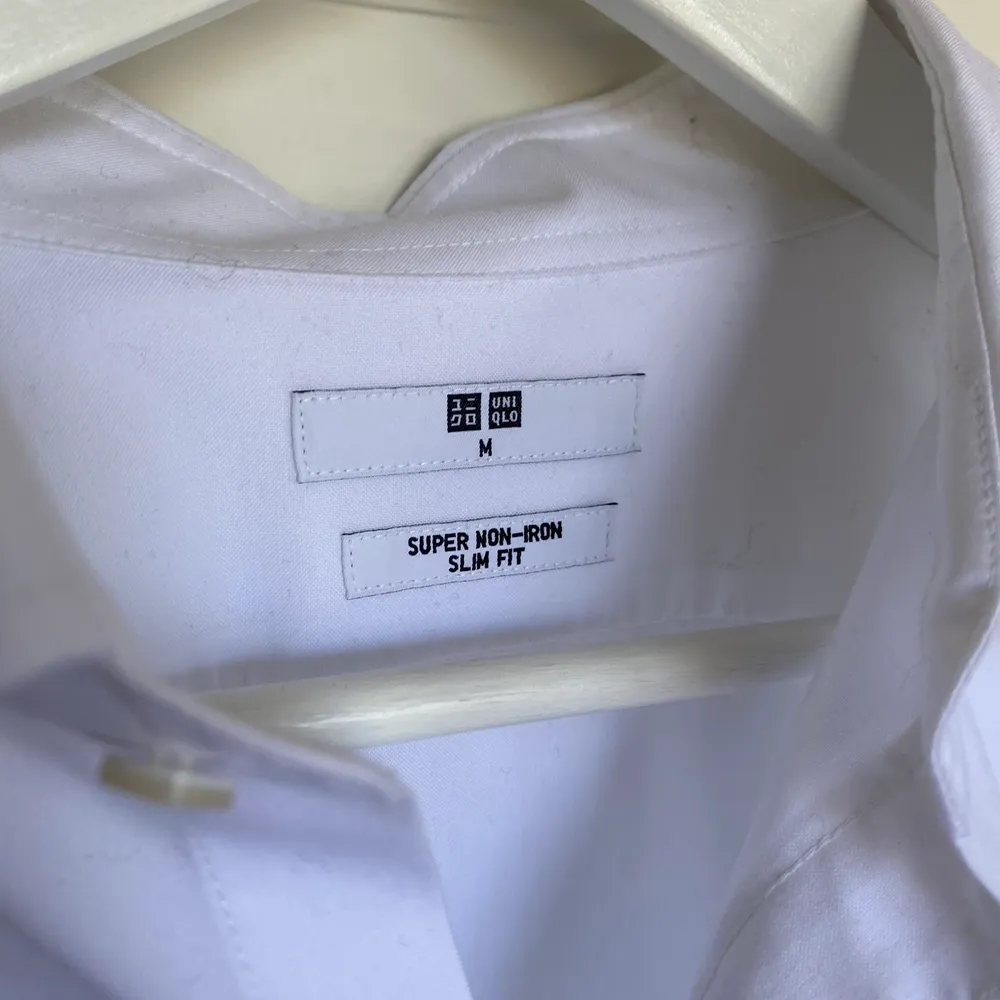 En helt oanvänd vit skjorta från uniqlo. Inga defekter, den har bara inte kommit till användning!. Skjortor.