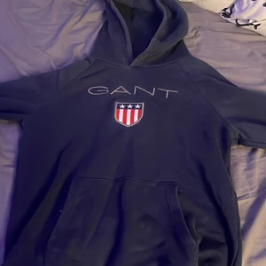 Gant hoodie  - Storlek 158/164 13-14 år Skick 8-10 eftersom att den är väl använd men också lite solblekt   Köparen står för frakt!