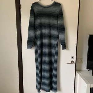 Stickad långklänning  - Klänning från zara storlek M, nyskick. Köparen står för frakten💗