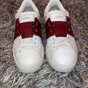 Valentino skor - Säljer mina valentinos storlek 42,5 då jag vill ha ett par andra, skorna är i nyskick och är knappt använda, skriv om ni har några fler frågor eller funderingar🙌🙌