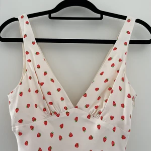 zara klänning jordgubbar - Jordgubbsklänning från Zara strl xs 🍓🍓 Bra skick, inget att anmärka på🌟