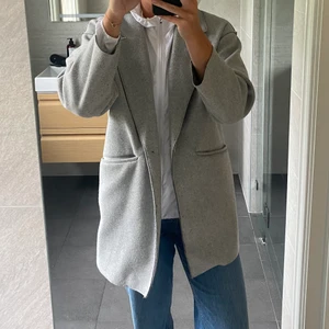 Jacka ZARA - Säljer denna gråa jacka/kappa från ZARA. Storlek S. Du som köpare står för frakt☺️