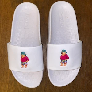 Ralph lauren tofflor  - Storlek 37. Använda 2-3 gånger ute. Dem är tyvärr för små för mina fötter.