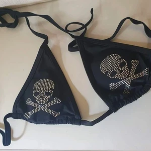 BIKINITOPP - Bikinitopp med döskallar på. Den är storlek M men passar någon med A-B kupa. Aldrig använd då den är för liten. Säljer i Göteborg 🖤 FÖRST TILL KVARN