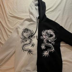Svart vit hoodie  - En svart vit hoodie med 2 drakar på, inte använt så mycket, bra skick 