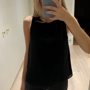 Twist & Tango topp - En blus/topp från Twist & Tango som är öppen i ryggen med en tjock snörad knut i storlek xs/s!🖤 Bara att fråga om mer bilder!