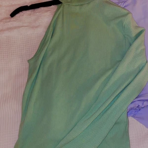 Pastellgrön one shoulder - Jättefin pastell one shoulder med krage som tyvär aldrig kommer till användning.