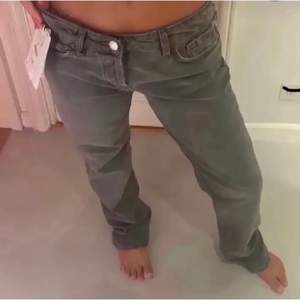 LÅNAD BILD, Säljer dessa populära gråa lågmidjade jeans i storlek 36 i ett super skick. 🙌🏼