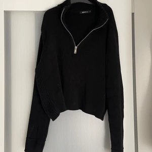 Tröja  - Tröja med dragkedja, kragen går både att ha uppe och vika ner