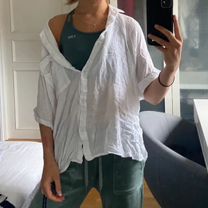 Linne skjorta oversized  - Säljer denna supersköna och tunna skjortan i linne liknande material🤍 jättefint skick men kommer inte till användning… DM för bilder/frågor, köpare står för frakt 📦 