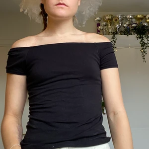 Svart  t-shirt amisu.  - En svart axelled t-shirt från Amisu. Tvättas i 40°C. ✨