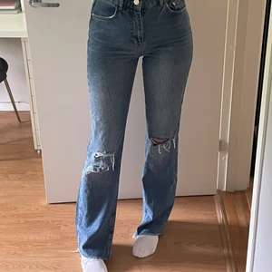 Jeans från pull & bear! Storlek 36🥰 - Säljer dessa jeans från pull & bear i storlek 36! Jag är 177 cm och de sitter bra i längden på mig! Pris från 70, hör av er vid frågor🥰 Köparen står för frakten