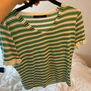 Söt topp - Söt topp med volanger i armarna 