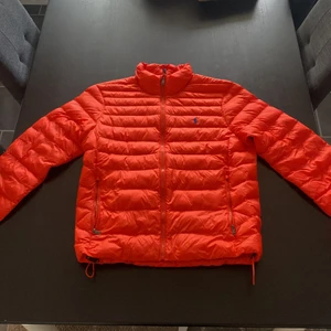 Ralph Lauren jacka Storlek M - Säljer min Ralph Lauren jacka som bara är använd i cirka 1 månad. Säljer den för att den är för liten. Det är en mycket bekväm jacka och skicket är mycket bra 9/10. Den är köpt på rea för 1500kr då den var nedsatt från 3000kr. Benjamin 