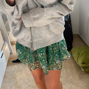 Säljer denna grönblommiga kjol från Zara som jag köpte för ett par år sedan men som inte kommit till användning💞  i storlek S men passar även större beroende på hur man vill sitta😊😊