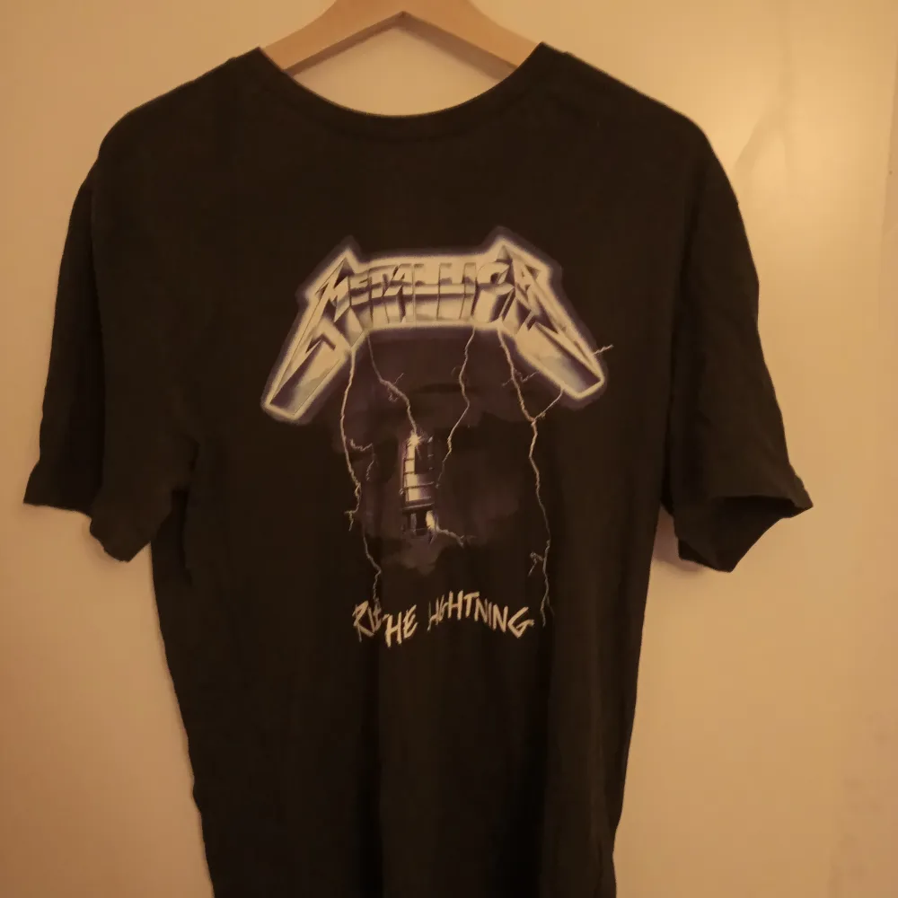 Snygg Metallica t-shirt med tryck på fram och baksida. T-shirts.