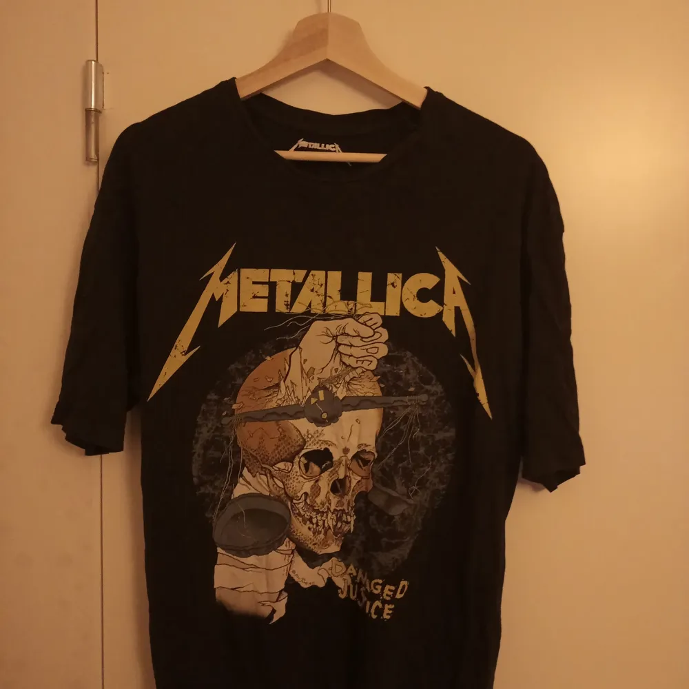 Metallica t-shirt med fram och baktryck. T-shirts.