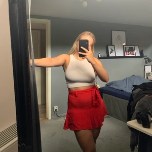 Kjol med shorts - Bekväma kjol med innershorts. Väldigt praktiskt. Kommer tyvärr inte till användning och är i fint skick! 