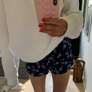 Blommiga shorts  - blå blommiga shorts från hm, tunna och sköna i fint skick. köpare står för frakt🌼
