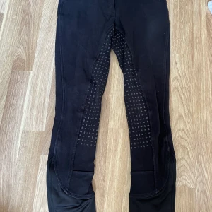 Ridbyxor CRW - Svarta tjockare ridbyxor från CRW i storlek 38. Fint skick, tvättas innan köp.