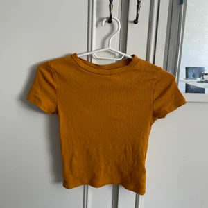 T-shirt - Snygg orange t-shirt från H&M i strl xs, fint skick!🛍🎀 15kr + frakt 