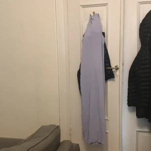 Klänning från weekday - Weekday klänning i blå den passar inte vid bysten då det kan sticka ut lite☠️ (80B)