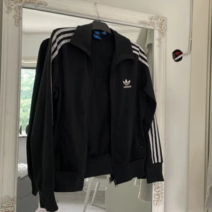 Adidas tröja  - Säljer denna coola adidas tröja den är i storlek M men sitter bra på någon i storlek S 