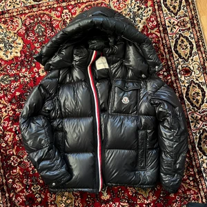 Moncler Montbelliard - Givetvis äkta, OG price ~13.000kr. Liten (lagad) skada i vänster axel som knappt syns.