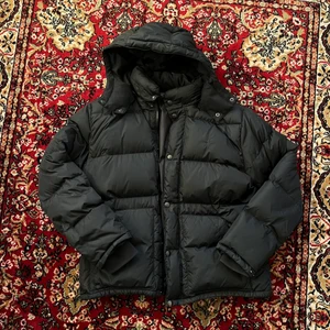 Polo RALPH LAUREN - Dunjacka. Black embroidery on black. Svinfet. Avtagbar luva