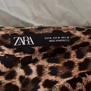 En jättefin kjol ifrån Zara, köpt för 2 somrar sedan, ny skick! En väckad ganska lång kjol med slits! Så vacker men passar ej mig😊🐆🤎