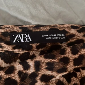 Zara kjol - En jättefin kjol ifrån Zara, köpt för 2 somrar sedan, ny skick! En väckad ganska lång kjol med slits! Så vacker men passar ej mig😊🐆🤎