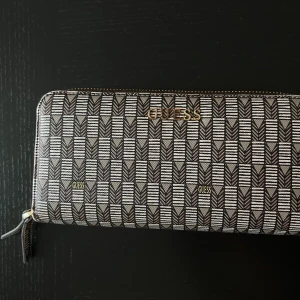 Plånbok Guess - Rymlig plånbok! Använd (vilket man ser främst på märket) men i bra skick! 