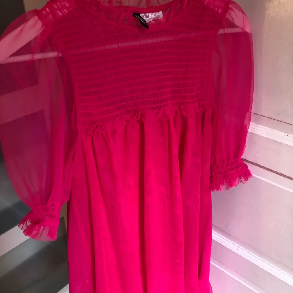 Neon rosa klänning ifrån H&M (divided). Storlek: XS och superhäftigt att ha i sommar 💞 skulle säga att den sitter som XS/S 🙈. Klänningar.