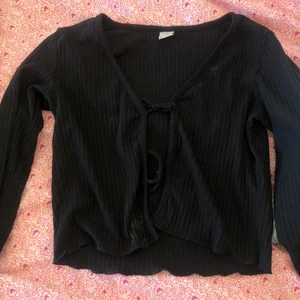 Söt kofta 💘 - Säljer denna knyt kofta från Lindex. Den är lite smutsig men tvättas självklart innan försäljning! ❤️‍🔥