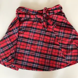 Knappt använd jättefin rutig röd kjol. Från shein priset är ink frakt. Storlek 152, säljer för att den är för liten. Passar bäst på 11-12 åringar.💗