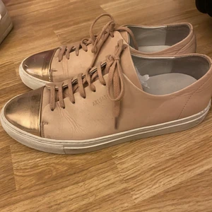 Axel arigato - Säljer mina rosa arigato sneakers då de tyvärr inte används längre, de är välanvända men i fint skick! ‼️ANVÄND EJ KÖP DIREKT‼️